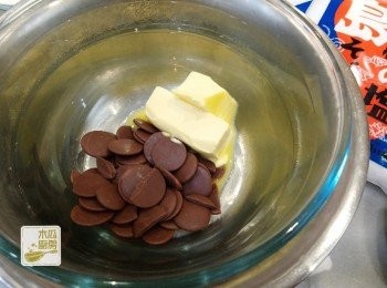 step3: 牛油和朱古力坐熱水至溶化，加入砂糖拌勻