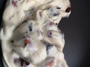 step7: 加入杏仁炒勻後，熄火加入紅莓乾炒勻。