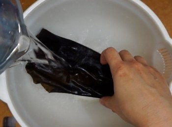step5: 昆布洗淨浸軟