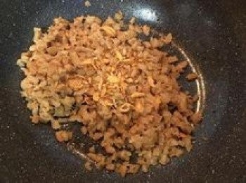 step3: 炒鍋內放少許油，放入菜脯和少許油蔥酥炒香，炒到顏色變深後起鍋備用；