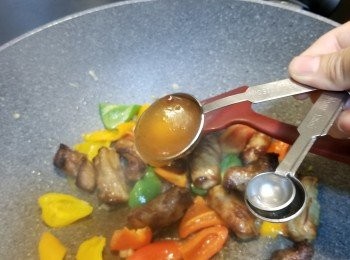 step6: 再加入已氣炸10分鐘的豬肋條,落1湯匙蘇梅醬炒勻即可上碟