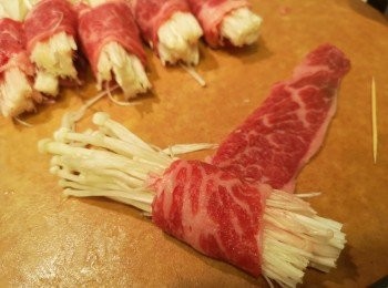 step1: 金菇沖先乾淨榨乾水份，金菇分成10份，每份包上一片肥牛，再用竹簽固定。