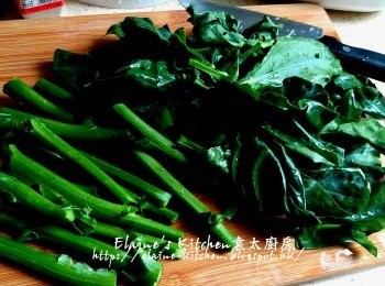 step12: 芥蘭洗淨 , 莖同葉分開處理 , 芥蘭莖切粒
