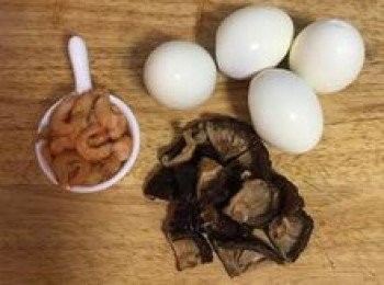 step2: 白煮蛋去殼洗淨；香菇一切4；蝦米如較大就略切；