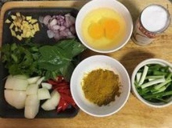 step2: 紅蔥頭去皮切薄片；洋蔥去皮切塊；蔥切段；薑切小塊；辣椒去籽斜切；香菜切段；九層塔取葉去梗；蛋打散；椰漿罐頭請老公先開好；秤好咖哩粉備用。