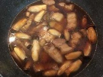 step7: 加入水淹沒五花肉，大火煮滾後，蓋上鍋蓋轉小火燜煮15分鐘；