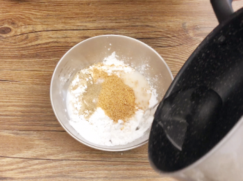 step3: 然後放入已過篩木薯粉，打碎日本蝦皮，糖及椒鹽粉，用溫水均拌。（椒鹽粉每個品牌都不同，太鹽太辣自己喜愛作調整）