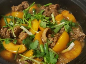 step10: 做法 :

將米鴨清洗後 , 去除剩餘的細小鴨毛 , 切件後用白醋 , 黃酒 , 少少糖 , 胡椒粉 , 少少辣椒碎 , 雞粉 , 生粉醃 1 小時 .

將罐頭水蜜桃取出切件 , 蜜桃水留用 .  

用瓦煲燒起滾油 , 爆香蒜頭 , 乾蔥 , 薑片放入鴨件煎封 , 再將蜜桃水倒入 , 再加滿水至浸過鴨面 , 加入老抽 , 瑞士雞汁 , 少少糖大火滾起 , 轉中細火蓋好燜煮 , 間中須攪動避免燶底 , 當燜煮至收乾大約 1 半水後 , 轉細火再將蜜桃放入 , 再燜至收乾少少汁 , 放入蔥段