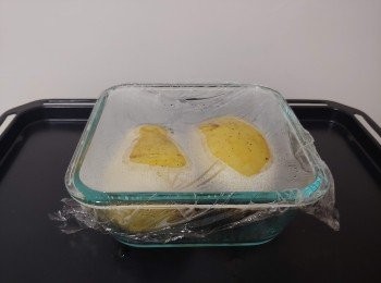 step2: 用保鮮紙蓋好放入微波爐煮4分鐘，熟後拎出嚟攤凍 (不同品牌微波爐火力不一， 請自行觀察／調節烹調時間； 煮至薯仔按下軟淋便可。 )