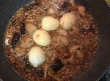 step8: 倒入香菇水，並適量的再加點水，要能淹沒絞肉的量；大火煮滾後轉中小火慢煮；