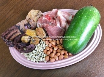 step1: 西施骨汆水，沖洗乾淨。節瓜去皮，切件，洗淨。