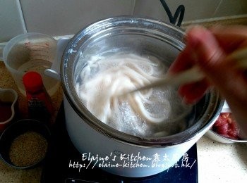 step3: 粗上海麵放入美的早餐機的煲內加水 , 按<蒸 / 煮>功能 , 煮至微滾時將上海麵拌散
