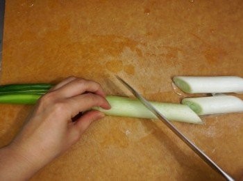 step6: 京蔥洗淨切去根部再切段