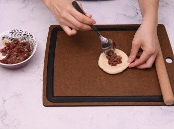 step5: 滾圓後壓扁，包入內餡，放入紙模發酵至兩倍大。