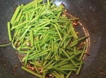 step10: 放入空心菜梗略拌；