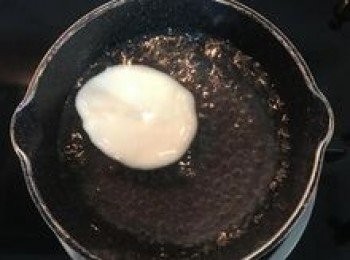 step5: 煮滾一鍋水，取15g糯米糰壓扁煮熟至浮起（粿脆）；