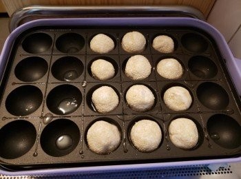 step8: 放入煎堆，中火慢煎至黃色返轉另一邊繼續煎 。中途要留意不要太大火。以免燒焦。