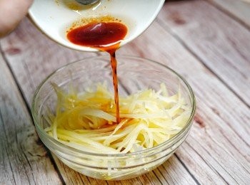 step6: 薯絲隔水上碟，拌入調味料，加上松子、黑芝麻即成。