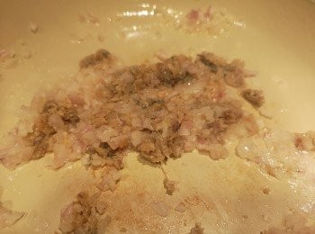 step5: 先爆香乾蔥粒再爆咸魚蓉。