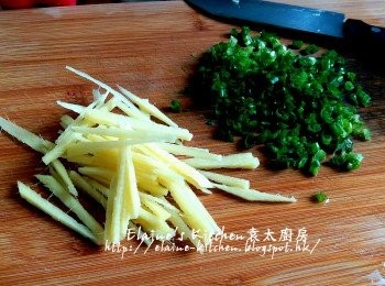 step9: 薑去皮切絲 , 蔥切粒