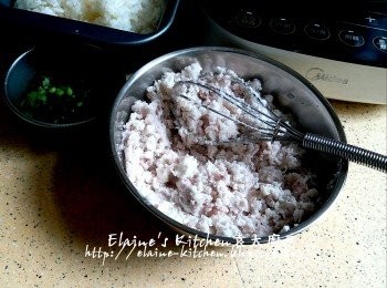 step9: 蒸20分鐘後的芋頭壓成蓉 , 雞蛋拌勻成蛋液備用