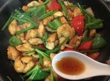 step14: 起鍋前再來點鍋邊醋，讓味道更溶合；拌炒均勻後便可起鍋。