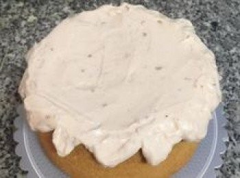 step6: 接著直接將優格醬塗抹在蛋糕上，邊緣也可塗抹些類似滑落的效果。