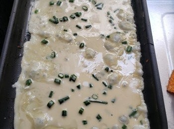 step4: 不粘鍋倒入適量油燒熱后倒入粉漿平鋪均勻