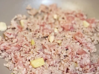 step3: 加入豬肉碎及花雕炒熟至金黃色