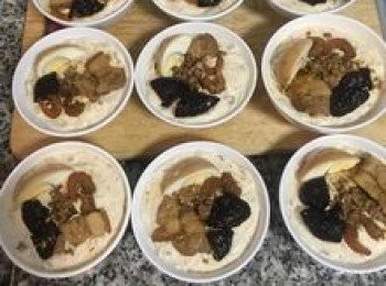 step15: 接著就是裝碗，每碗裝7分滿；用小湯匙舀<span class="group_2">肉燥</span>從碗正中間壓下後直向取出湯匙，讓<span class="group_2">肉燥</span>滑入粉糊中，再分別鋪上1/4的滷蛋、五花肉2片，香菇和蝦米。