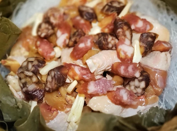 step5: 把雞舖放在荷葉上，用粉絲圍邊， 把潤腸及臘腸放在雞面上， 大火蒸25分鐘，即成