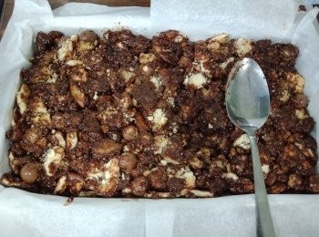 step5: 將餅底材料放入盤内，壓平。