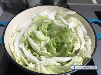step2: 白菜塞滿鍋內