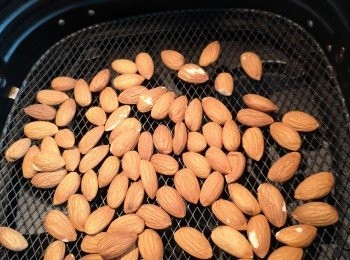 step2: 杏仁可選擇用AF翻焗160度5分鐘或不焗兩者都可以，之後杏仁需攤凍備用。