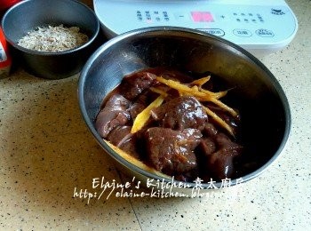 step10: 豬潤放入碗內 , 加入薑絲 , 少許生抽 , 糖 , 胡椒粉 , 酒拌勻醃一醃