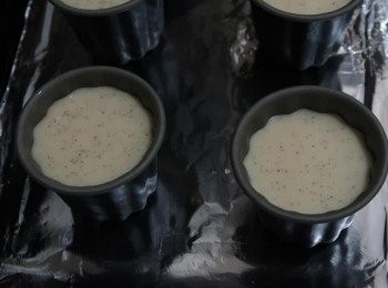 step5: 將烤模內壁抹上融化奶油，倒入約八-九分滿的蛋奶液（此食譜大約可做9顆大的可麗露）