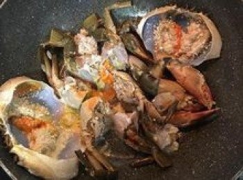 step7: 原鍋再放入少許油，將螃蟹入鍋略煎；