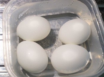 step2: 接著在冷水中大量加入鹽巴。
＊這次是加6大匙，務必要使用冷水喔。

將冷鹽水跟蛋放入保鮮盒，進冰箱冷藏。
＊不用剝殼。