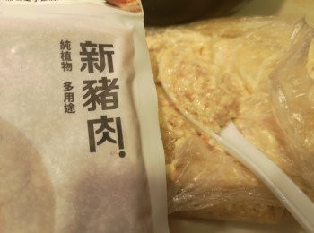 step1: 除粟粉外, 將新豬肉、豆腐和調味料混合攪勻，再加入粟粉攪勻。