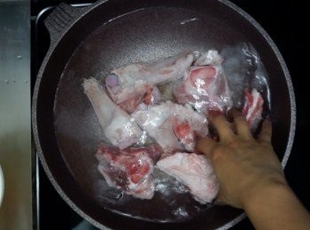 step1: 豬骨先清洗一下，之後跑活水，即用最小火煮40分鐘(這次量比較多﹐故多煮跑10分鐘)