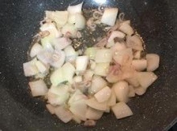 step5: 炒鍋燒熱放入2大匙油，炒香紅蔥頭和洋蔥；