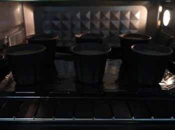 step6: 烘烤分兩個階段，首次使用上下火220度烤約20分鐘；接著降溫至190度烤約30分鐘。高溫定色，降溫烤熟，若覺得色澤不夠，可以再用220度續烤，時間10-15分不等。
（各家烤箱不盡相同，請自行拿捏，大原則先高溫、後降約20-30度續烤，續烤時間較久）