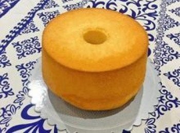 step1: 先烤ㄧ顆美味的原味戚風蛋糕，放涼後脫模，並整顆倒扣擺在蛋糕紙上。
基礎原味戚風蛋糕 作法連結：
https://cook1cook.com/recipe/26494