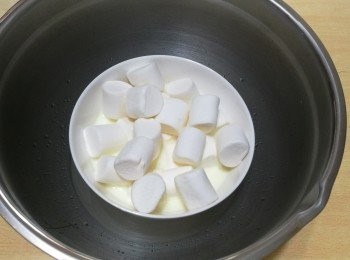step1: 將棉花糖和牛奶放在一個碗內，另一個大碗內放進熱水，將盛棉花糖和牛奶的碗放在盛熱水的碗內，隔水座融棉花糖，放涼。