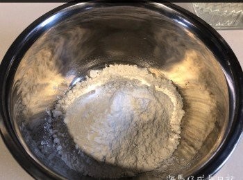 step1: 將中筋麵粉、酵母、糖攪勻