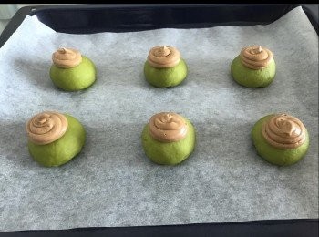 step7: 預熱焗爐150度10分鐘。
咖啡脆皮麵糊唧上已完成第二次發酵的麵團上。