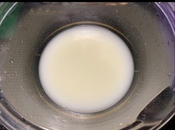 step8: 加入110g鮮奶。
（可轉用水）