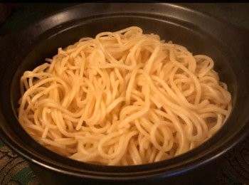 step3: 熱鍋水滾後放入少許鹽和1湯匙油，放入意粉煮約7分鐘直至熟，不宜煮太耐，不然吃起上來不太彈牙 ，倒去水份待用。