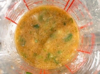 step3: 接著將<span class="group_3">淋醬</span>混合。