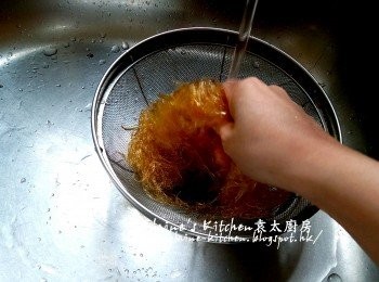 step5: 木耳絲浸至軟身後稍切段 , 素翅用水沖一沖洗及瀝乾